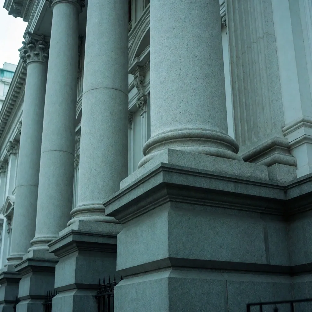 Fachada de edificio bancario con columnas de granito